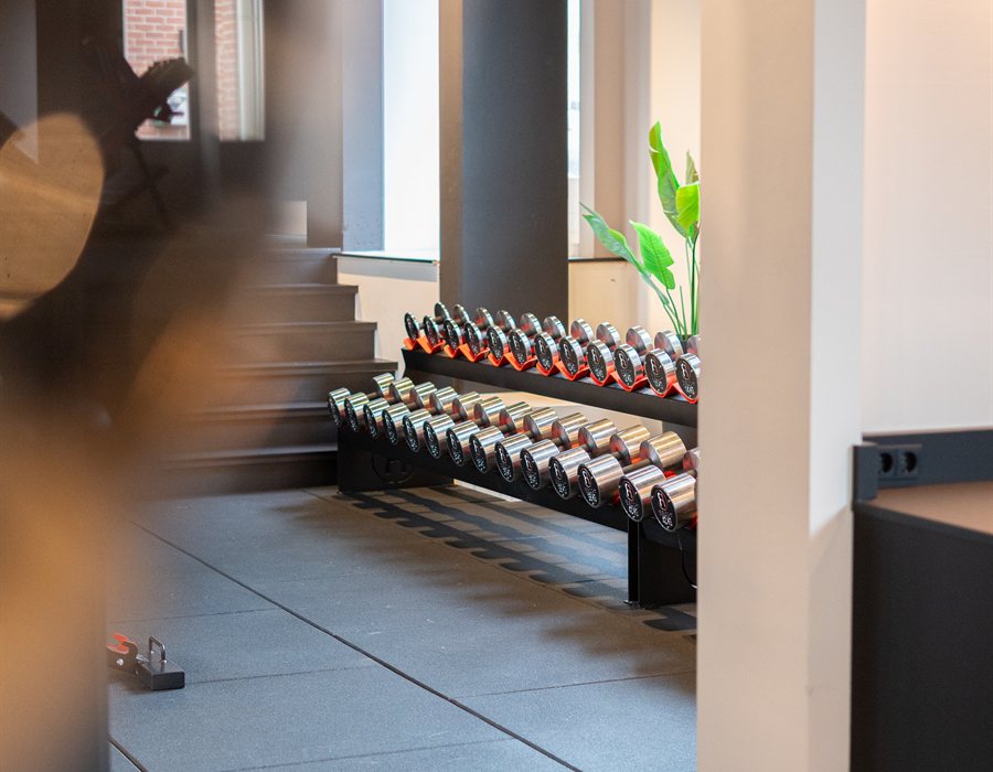 De oefenzaal met halters van Rebels Gym, waar FysioNext is gevestigd
